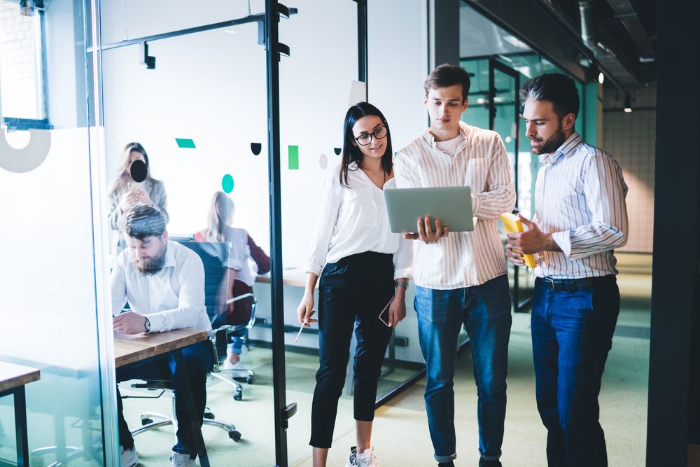 Une équipe qui navigue sur une présentation interactive